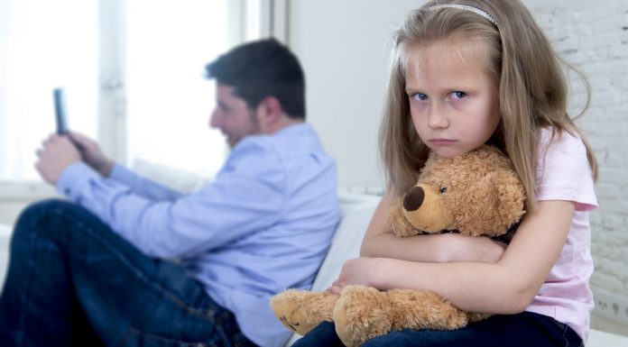 Niños en riesgo ante padres adictos al celular celular