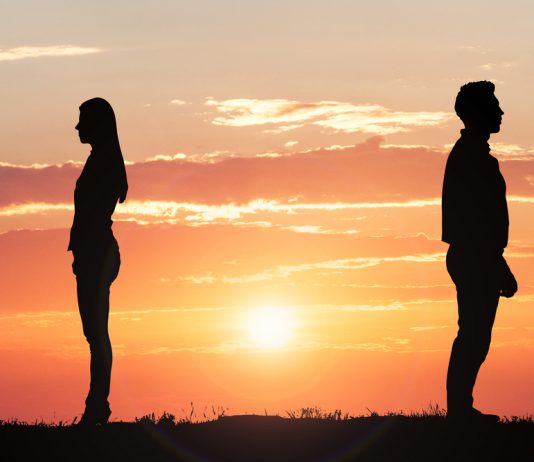 Cómo evitar las tensiones con tu pareja luego de un desastre natural pareja