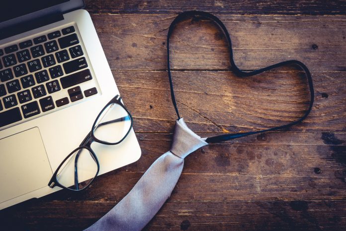 El amor en el trabajo: ¿Debe prohibirse o permitirse?