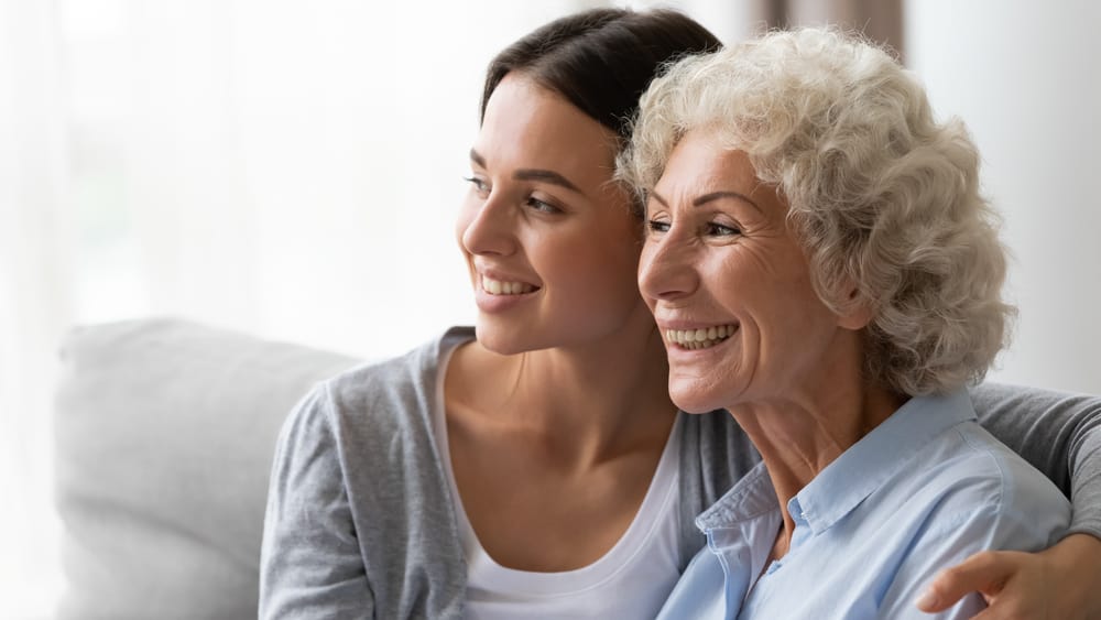 Horizontal,Image,Adult,Granddaughter,Hugs,Elderly,Grandmother,Sit,On,Couch cuidado