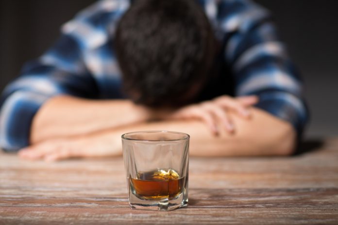 Factores que impulsan el alcoholismo Factores que impulsan