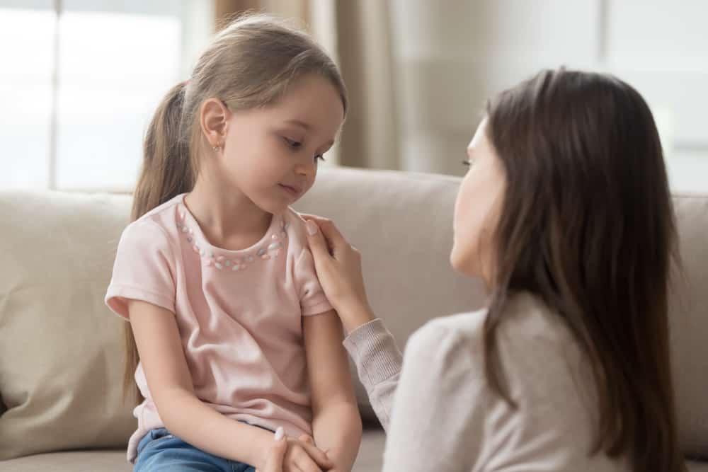 Loving,Worried,Mom,Psychologist,Consoling,Counseling,Talking,To,Upset,Little hiperpaternidad