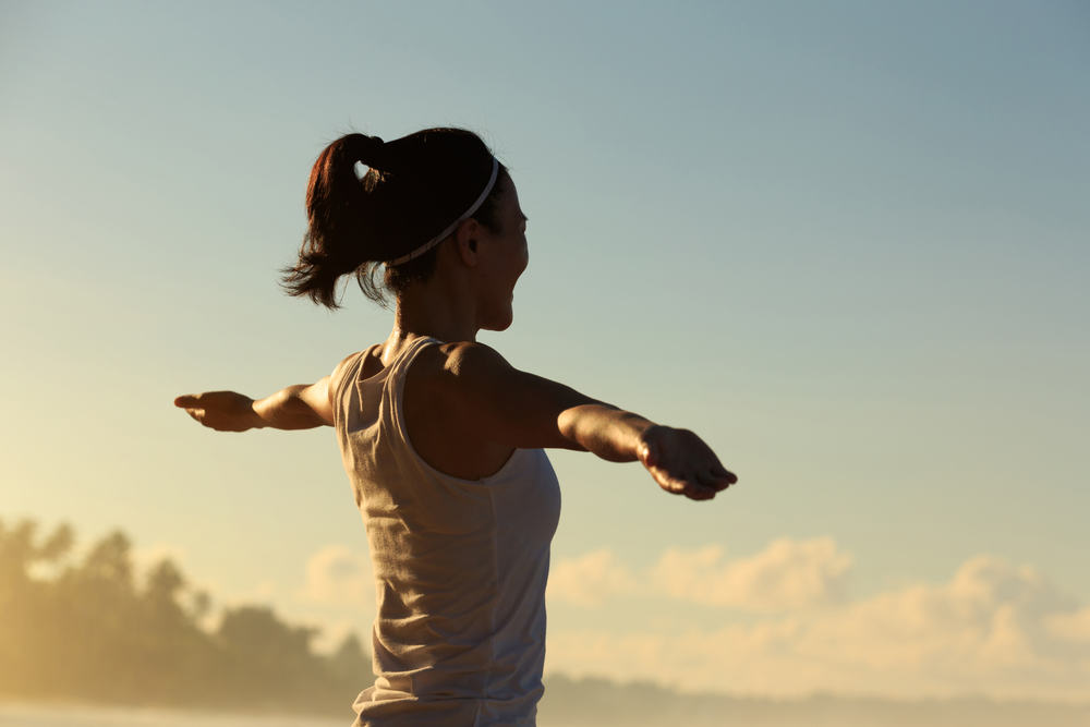 Healthy,Lifestyle,Young,Woman,Open,Arms,On,Sunrise,Seaside,Beach nuevo