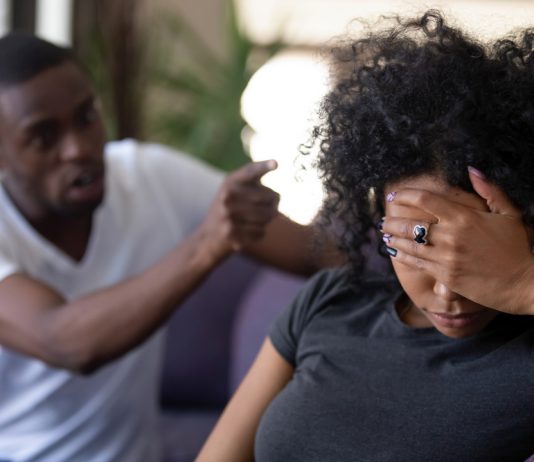 El «emotional dumping» y cómo afecta las relaciones emotional dumping