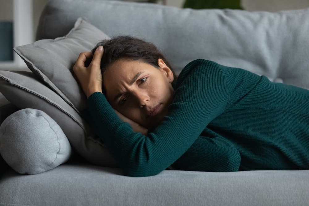 Suffer,From,Loneliness.,Depressed,Millennial,Latina,Female,Lie,On,Sofa enfermedad