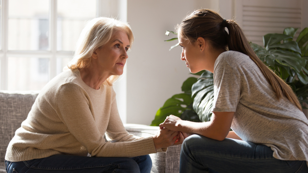 Grown,Up,Daughter,Holding,Hands,Of,Middle,Aged,Mother,Relatives distanciamiento