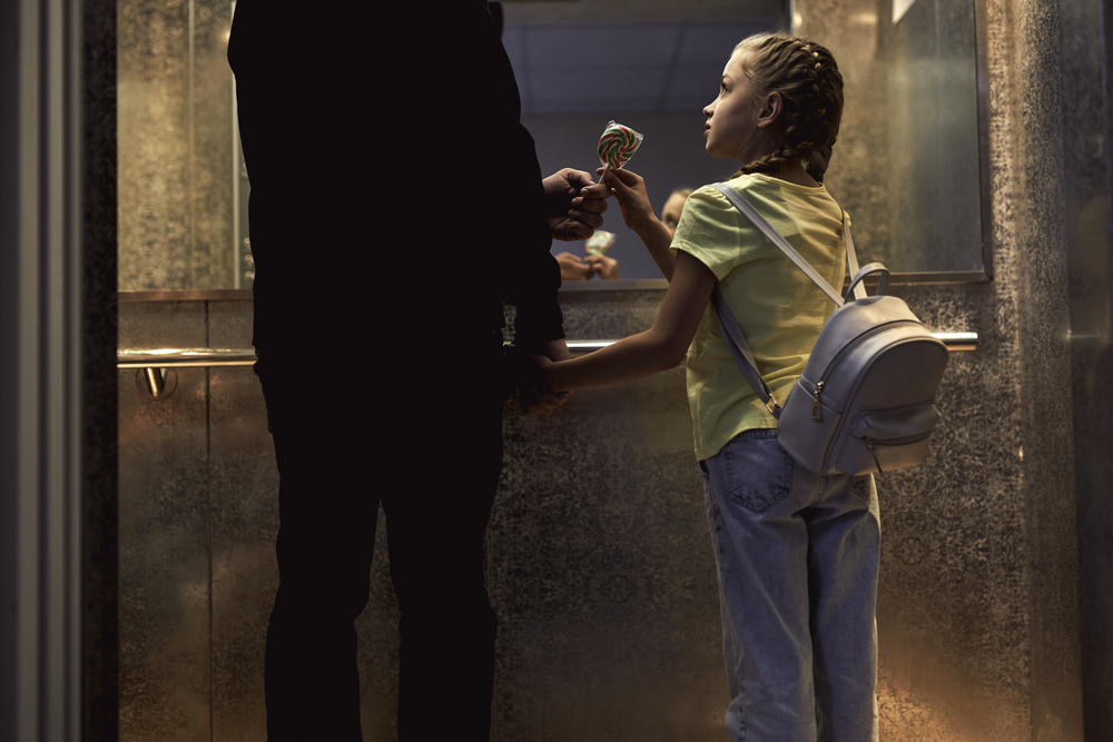 Rear,View,On,Unrecognizable,Man,With,Child,Standing,In,Lift, persona atraída por niños