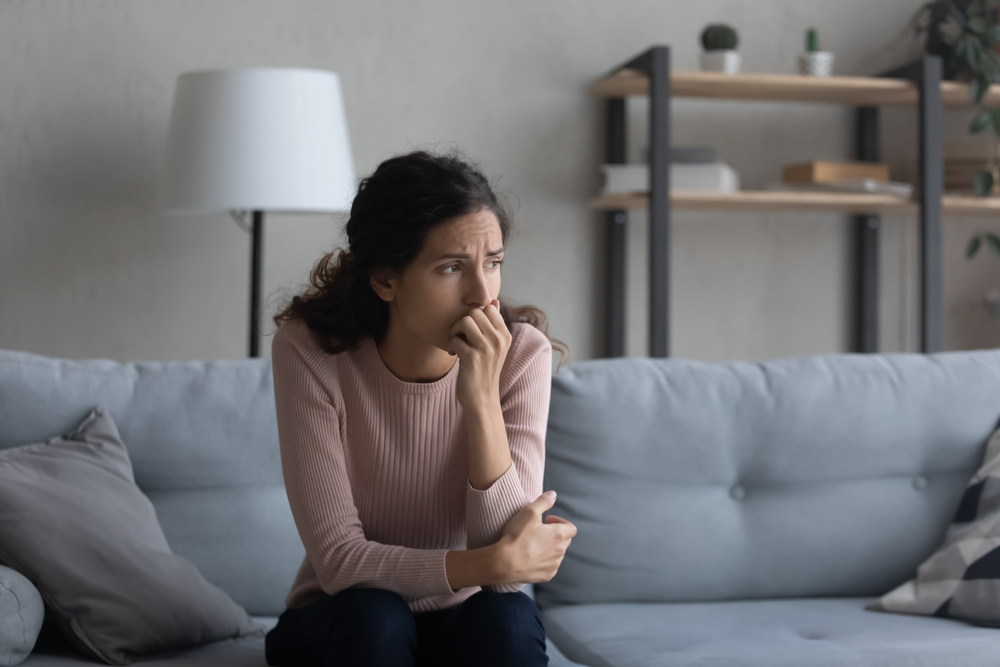 Sad,Young,Caucasian,Woman,Sit,On,Couch,At,Home,Look ecoansiedad