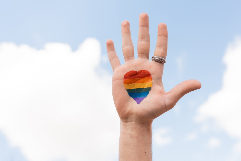 Cropped,View,Of,Gay,Man,With,Lgbt,Flag,From,Heart LGBTTIQ+