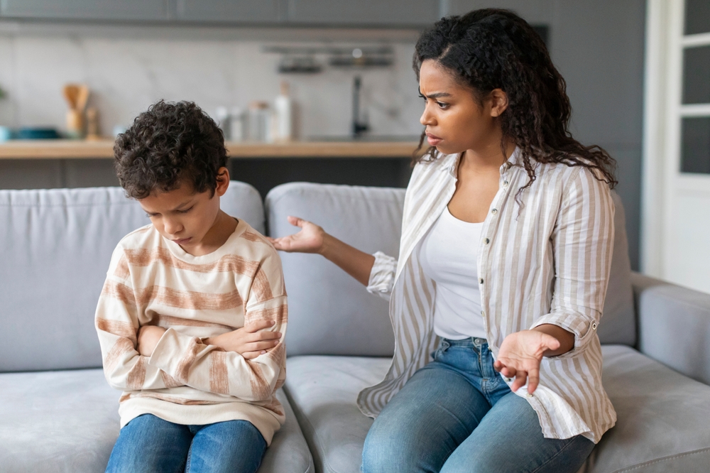 Angry,African,American,Mother,Scolding,Upset,Little,Son,At,Home, crítica