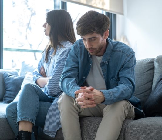 ¿Qué son las “banderas beige” en las relaciones? banderas beige