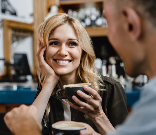 ¿Qué ocurre si me coquetean aunque esté en una relación? coquetea