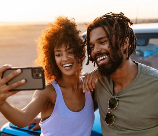 Amor en tiempos de redes sociales: las realidades que enfrentan las parejas redes sociales