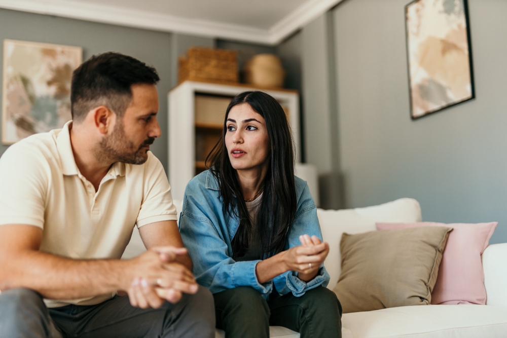 Fight,,Divorce,And,Depression,With,Couple,On,Sofa,For,Conflict, no negociables