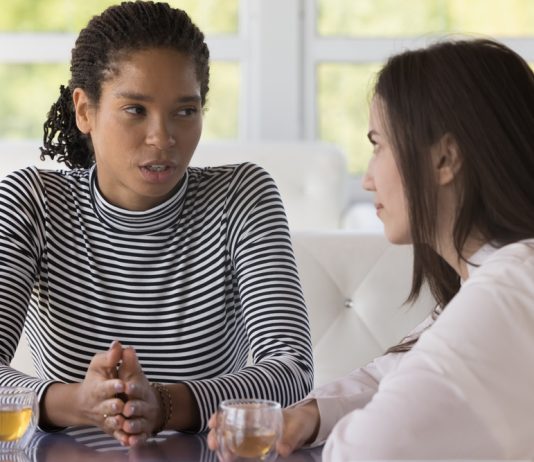 Cuando alguien solo habla de sí mismo: cómo manejar la situación sí mismo