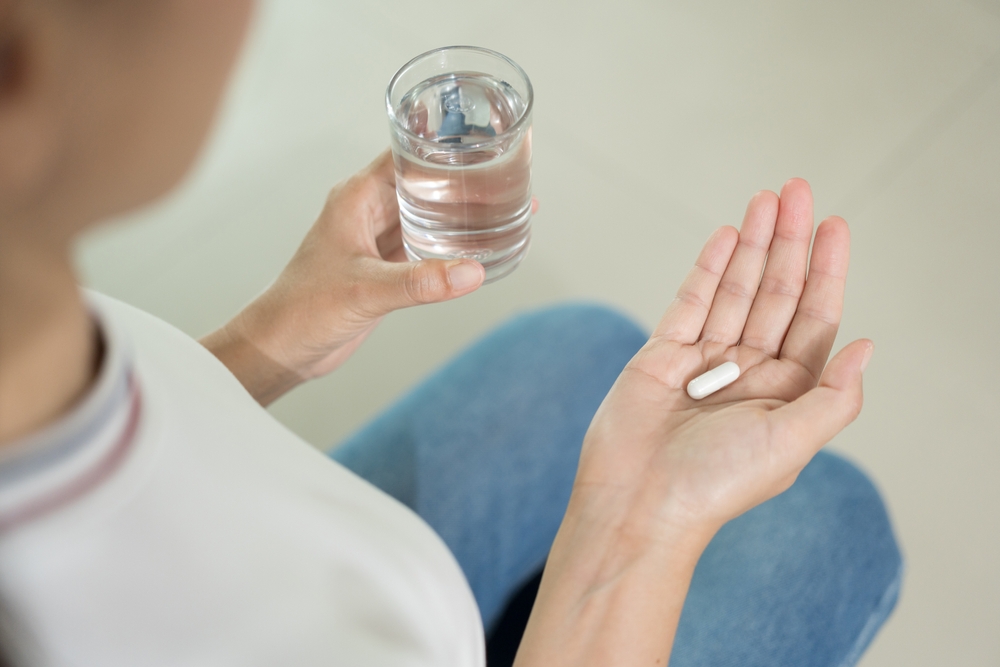 Closeup,Woman,Holding,Pills,Capsule,Time,To,Take,Medications.,Sick benzodiacepinas