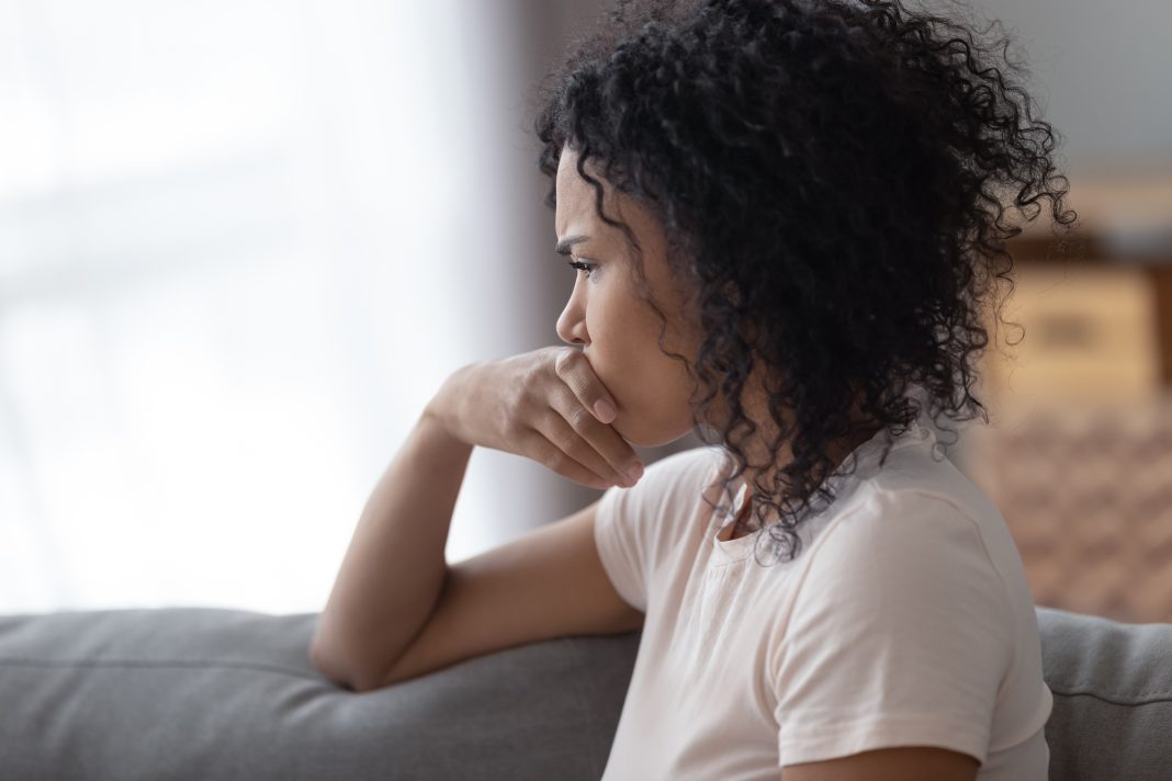 Upset,African,American,Woman,Thinking,About,Bad,Relationships,Problems,,Break pensamientos