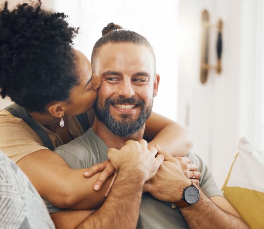 ¿Qué factores influyen en la forma en que una persona expresa cariño? cariño
