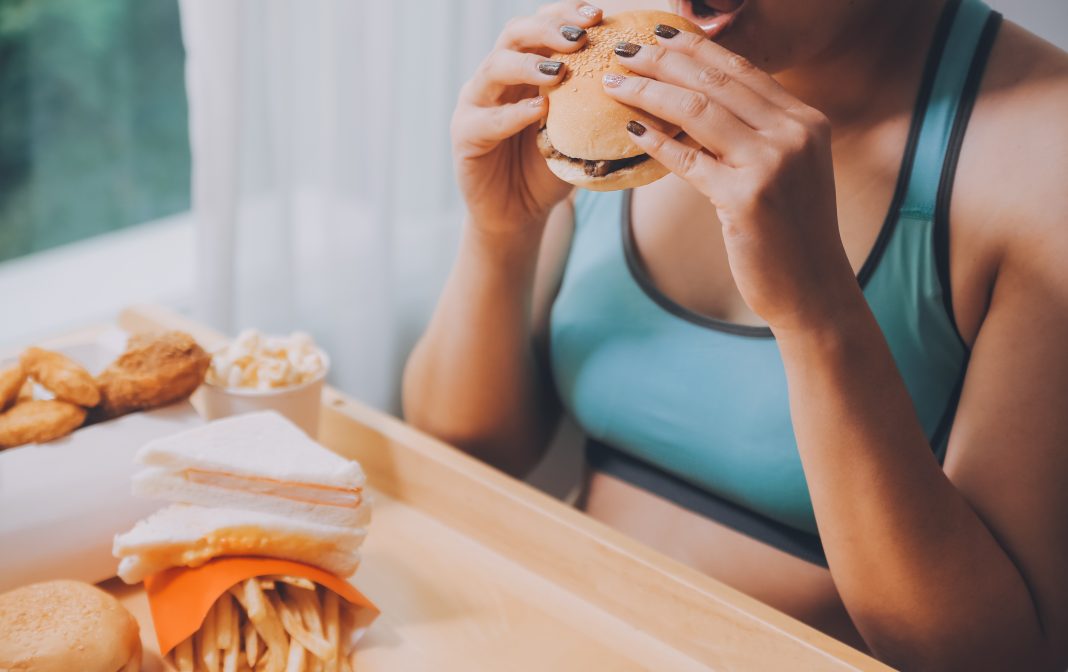 Binge,Eating,Disorder,Concept,With,Woman,Eating,Fast,Food,Burger, trastornos