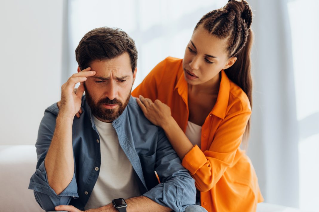 Portrait,Of,Upset,Latin,Couple,Talking,Each,Other,Sitting,At Mankeeping