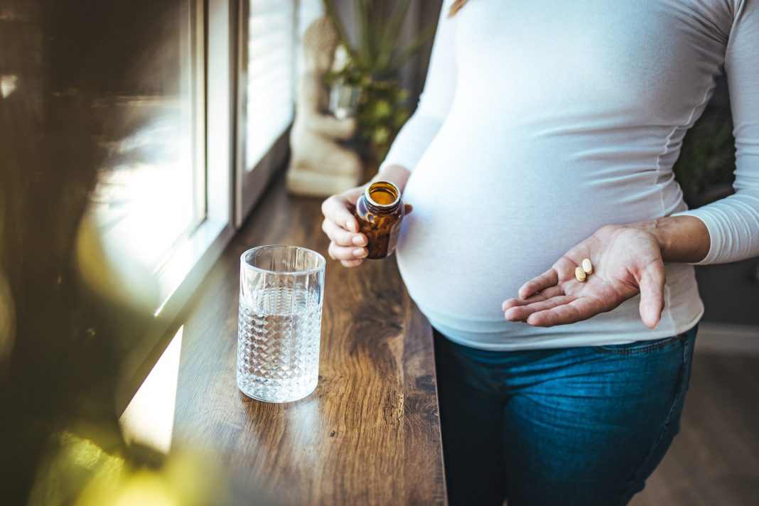 Picture,Of,Pregnant,Woman,Taking,Medication,Pills.,Pregnant,Woman,Taking acetaminofen