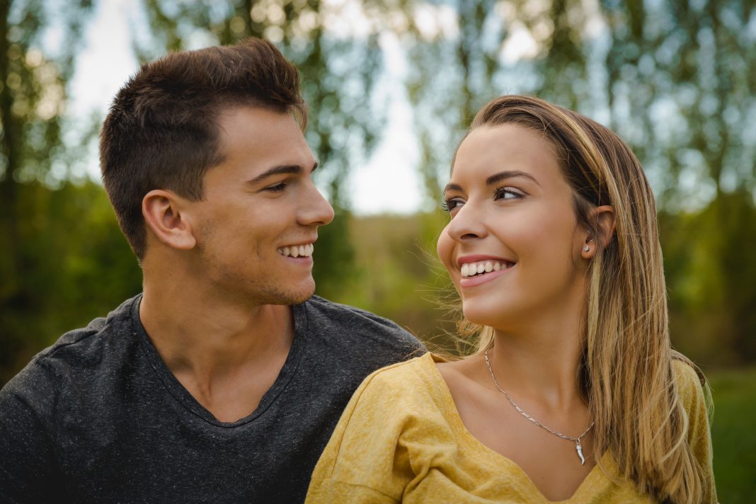 Portrait,Of,A,Young,Beautiful,Couple,Smiling amor a primera vista