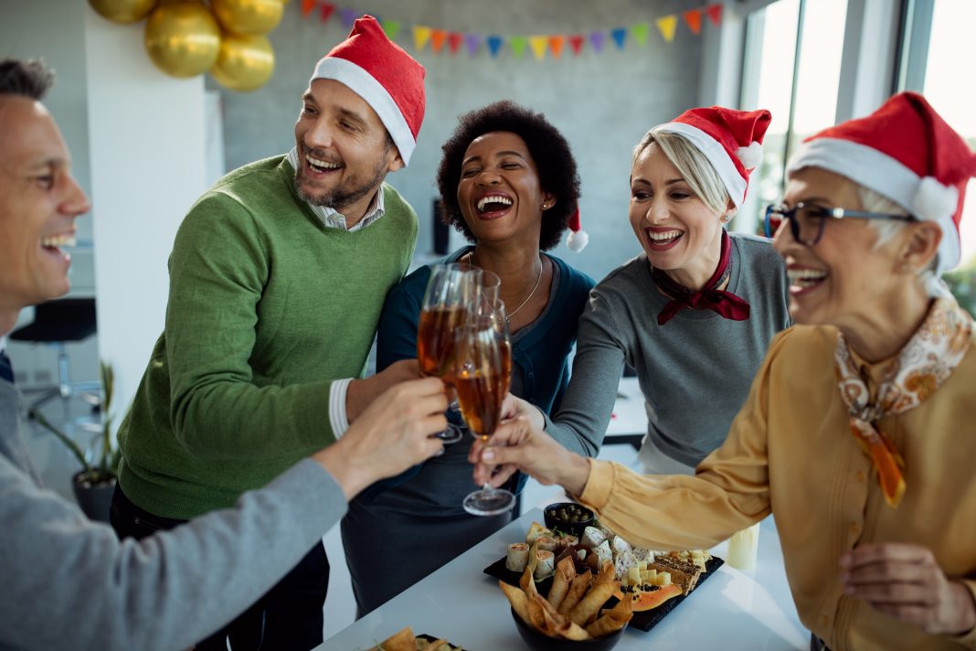 Cheerful,Entrepreneurs,Having,Fun,While,Toasting,With,Champagne,On,New excesos