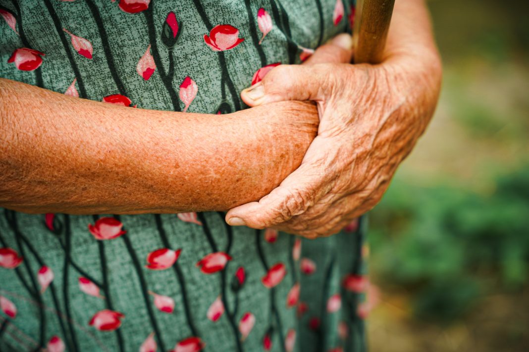 Senior,Woman's,Hands,Close,Up.,Old,Age,Concept.,Crossed,Wrinkled vejez