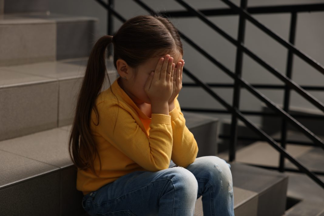 Child,Abuse.,Upset,Little,Girl,Sitting,On,Stairs,Indoors abuso