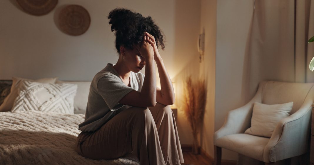 Sad,,Woman,And,Relax,With,Stress,In,Bedroom,Of,Insomnia, victimización