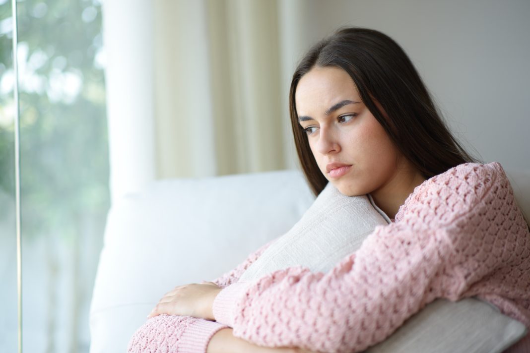 Angry,Pensive,Woman,Looks,Away,Through,A,Window,Sitting,On trastorno