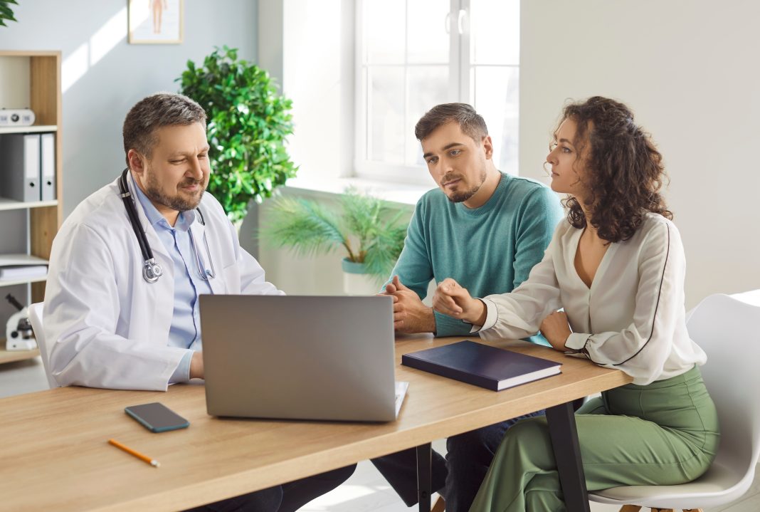 Doctor,Meets,Patients,In,Clinic,Centre,,Consulting,Family,Couple,,Counseling medicina