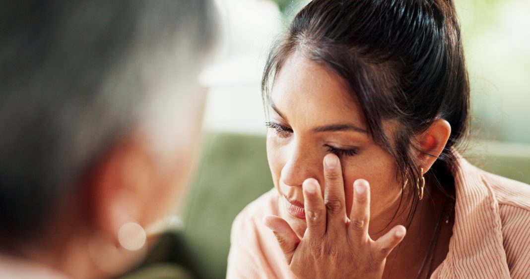 Crying,,Counseling,And,Tears,With,Women,At,Therapist,Office,For diagnóstico