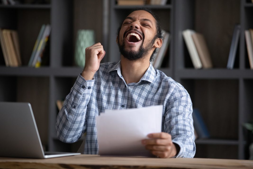 Excited,Euphoric,Black,Student,Guy,Receiving,Admission,Letter,From,School, trastorno