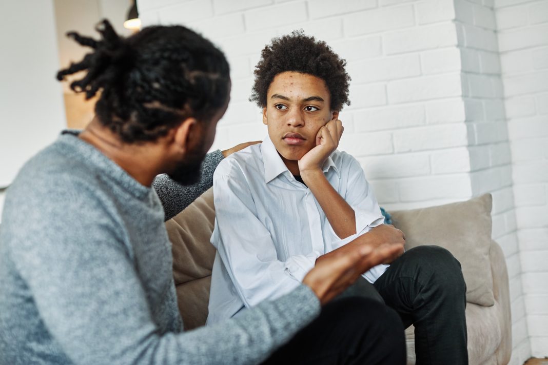 Portrait,Of,A,Teenage,Boy,Son,Talking,To,His,Father transición