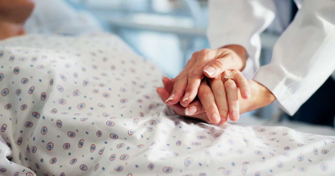Holding,Hands,,Doctor,And,Ill,Person,In,Hospital,Bed,For muerte