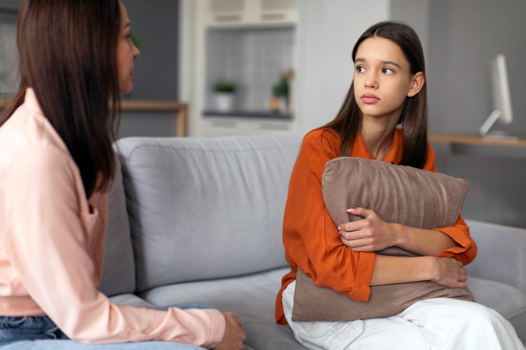 Mother,Talking,To,Upset,Teen,Daughter,And,Consoling,Girl,,Sitting culpa