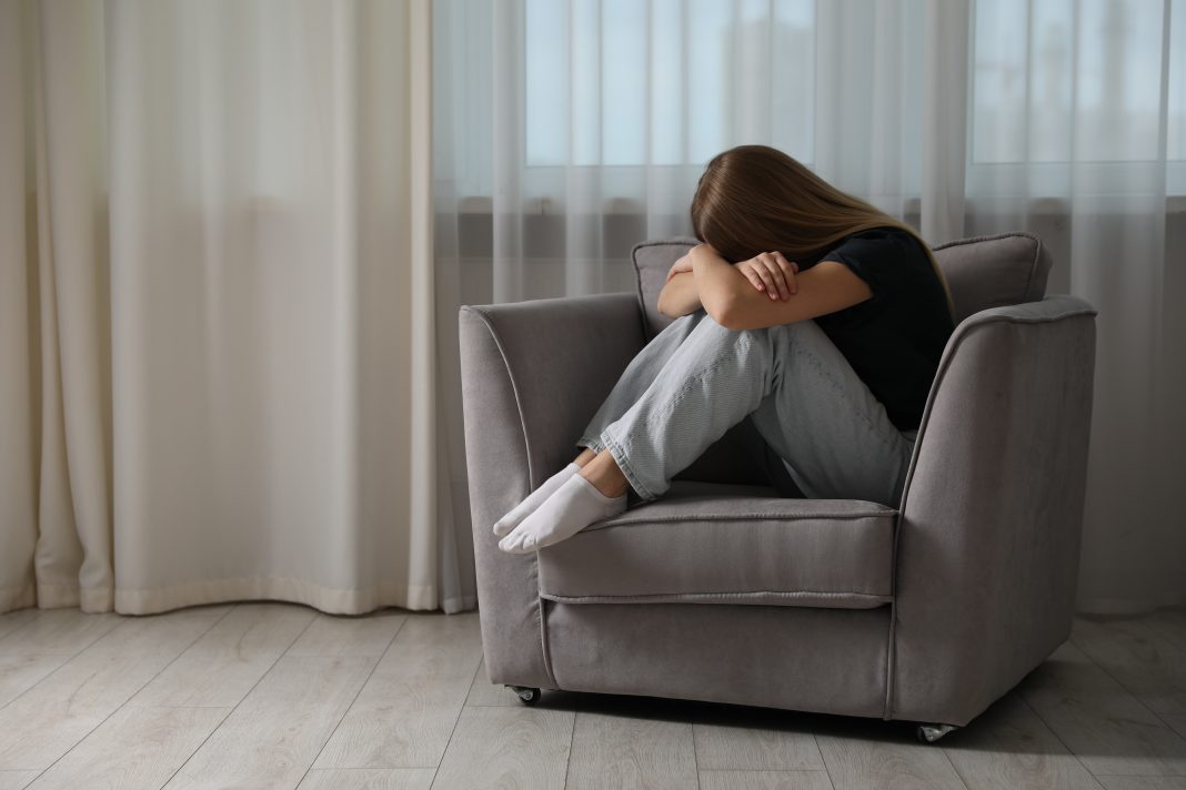 Depressed,Teenage,Girl,In,Armchair,At,Home,,Space,For,Text trastorno