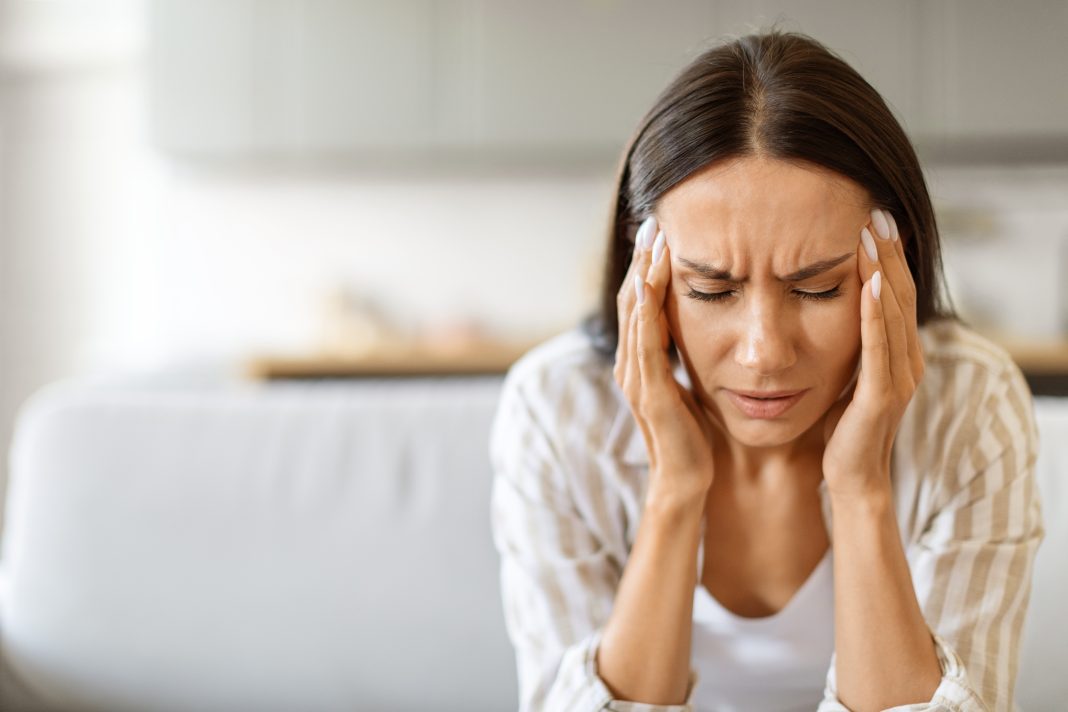 Woman,In,Distress,With,Severe,Headache,,Pressing,Her,Temples,And carga