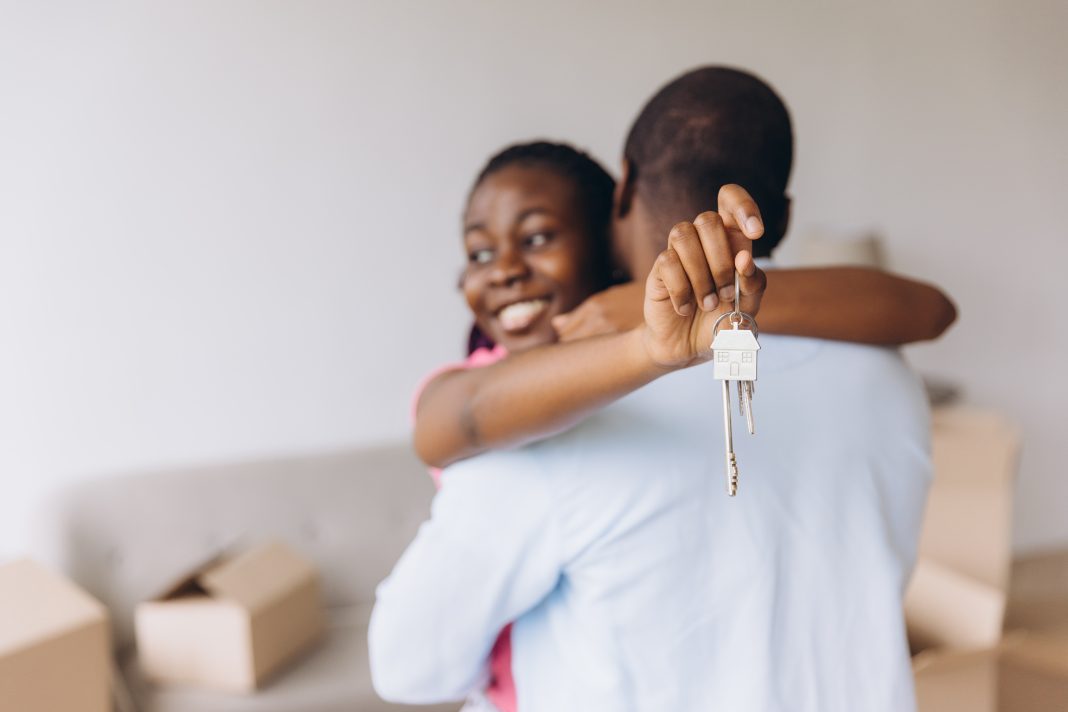 Excited,African,American,Couple,Embracing,Each,Other,While,Proudly,Displaying hobosexualidad